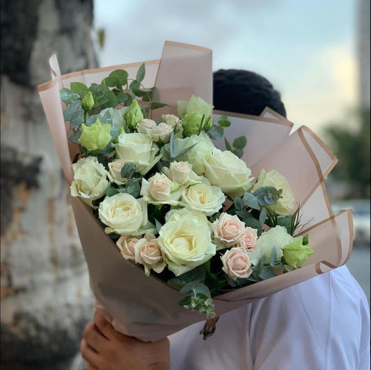 Rosas y lisianthus