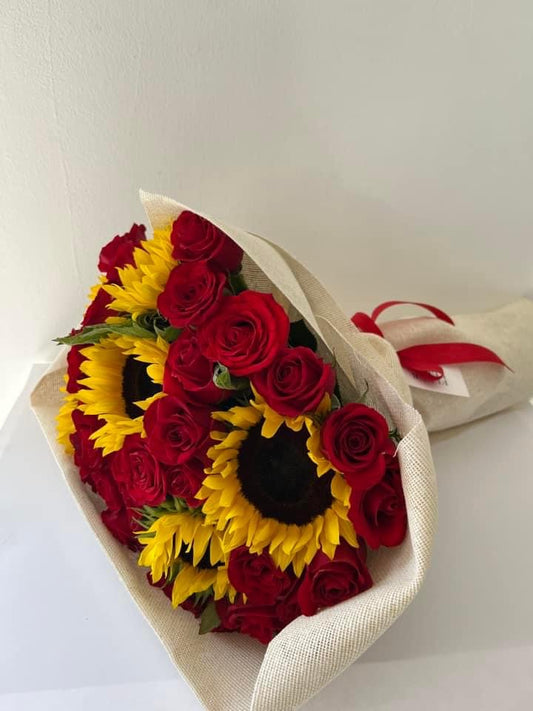 Rosas y girasoles