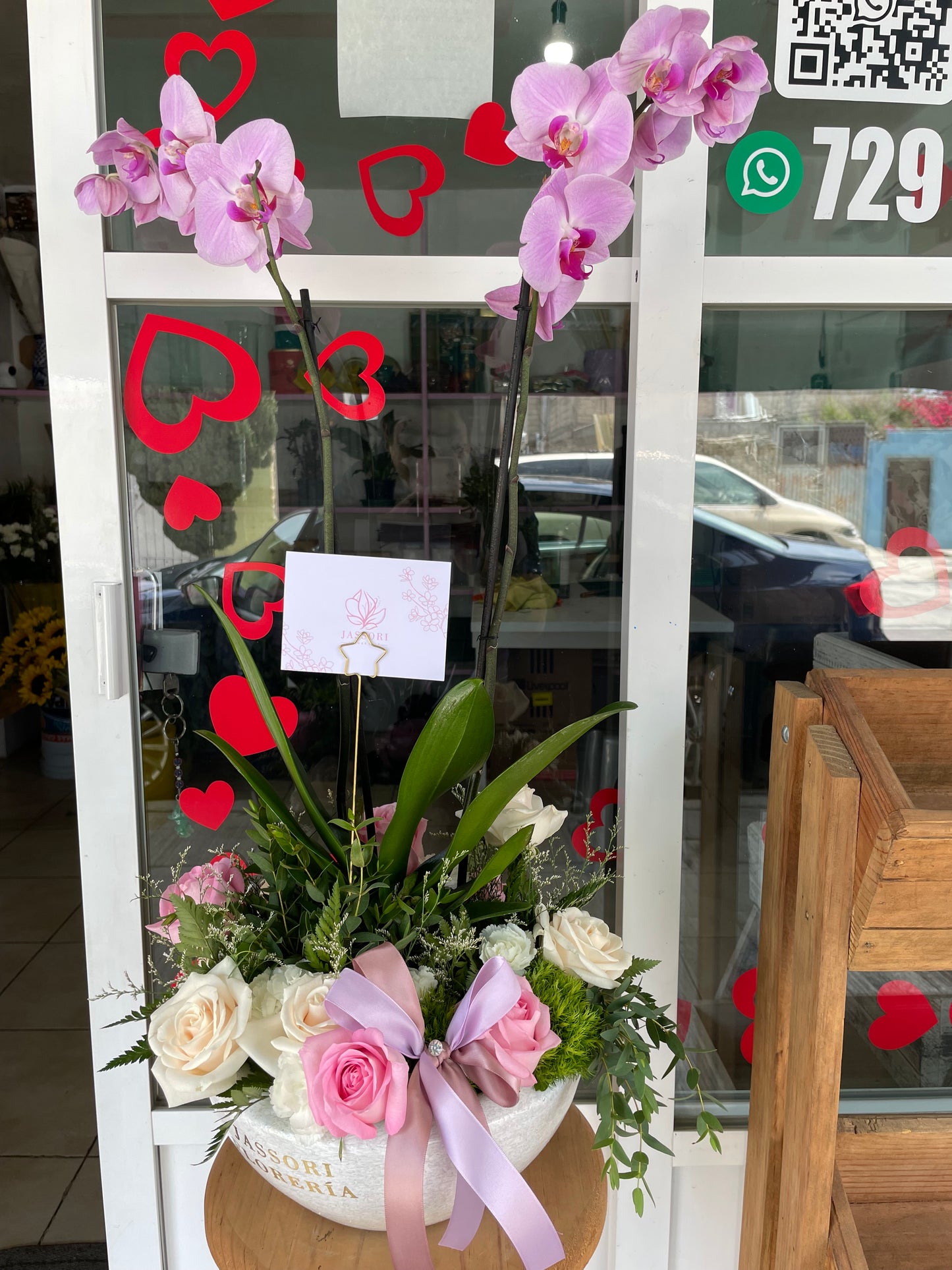 Orquídea con Rosas