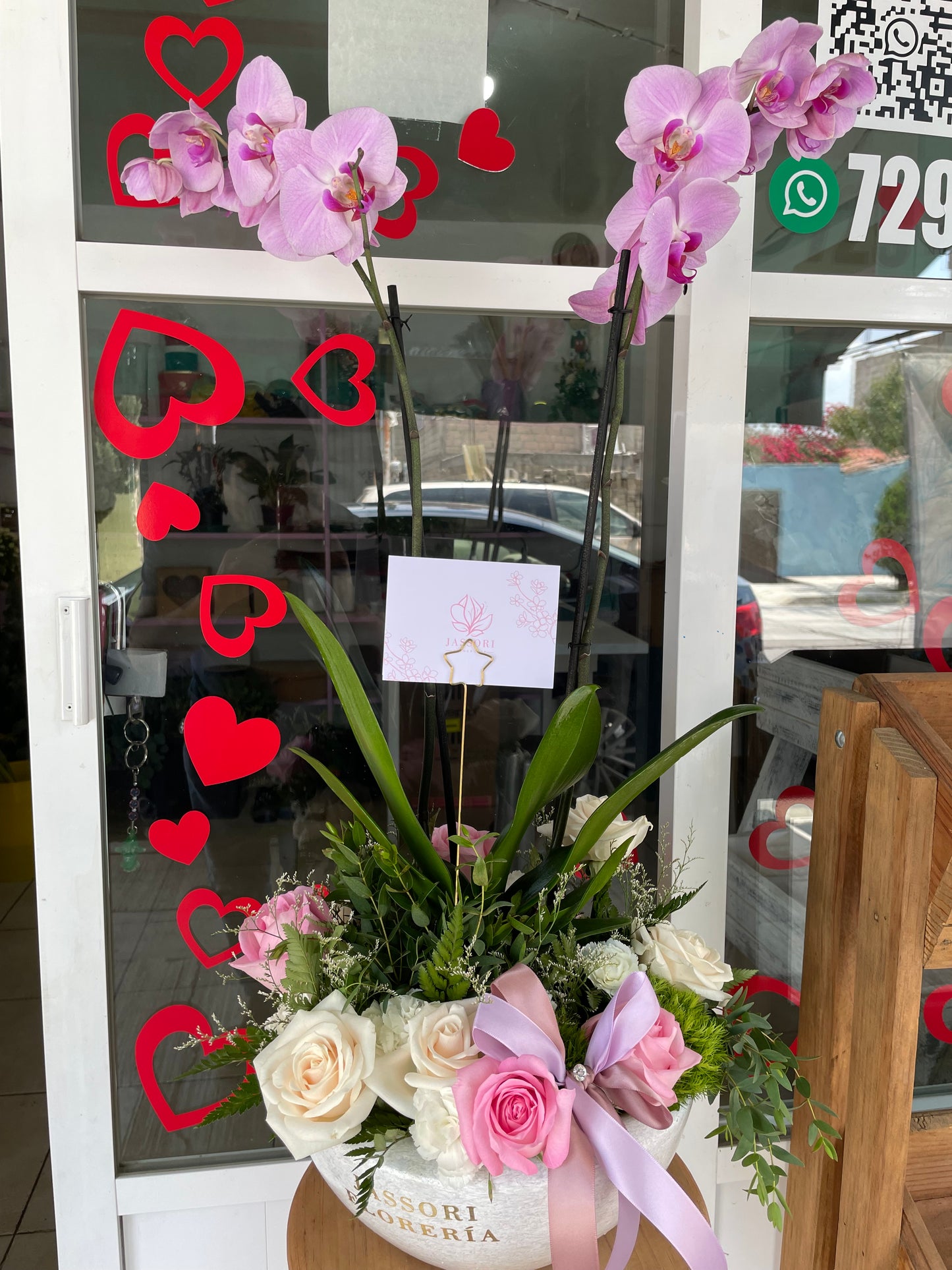 Orquídea con Rosas