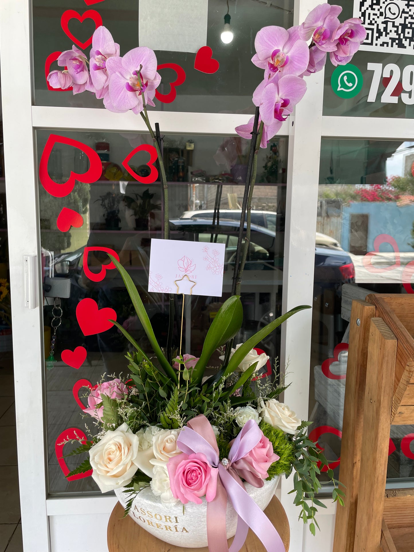 Orquídea con Rosas