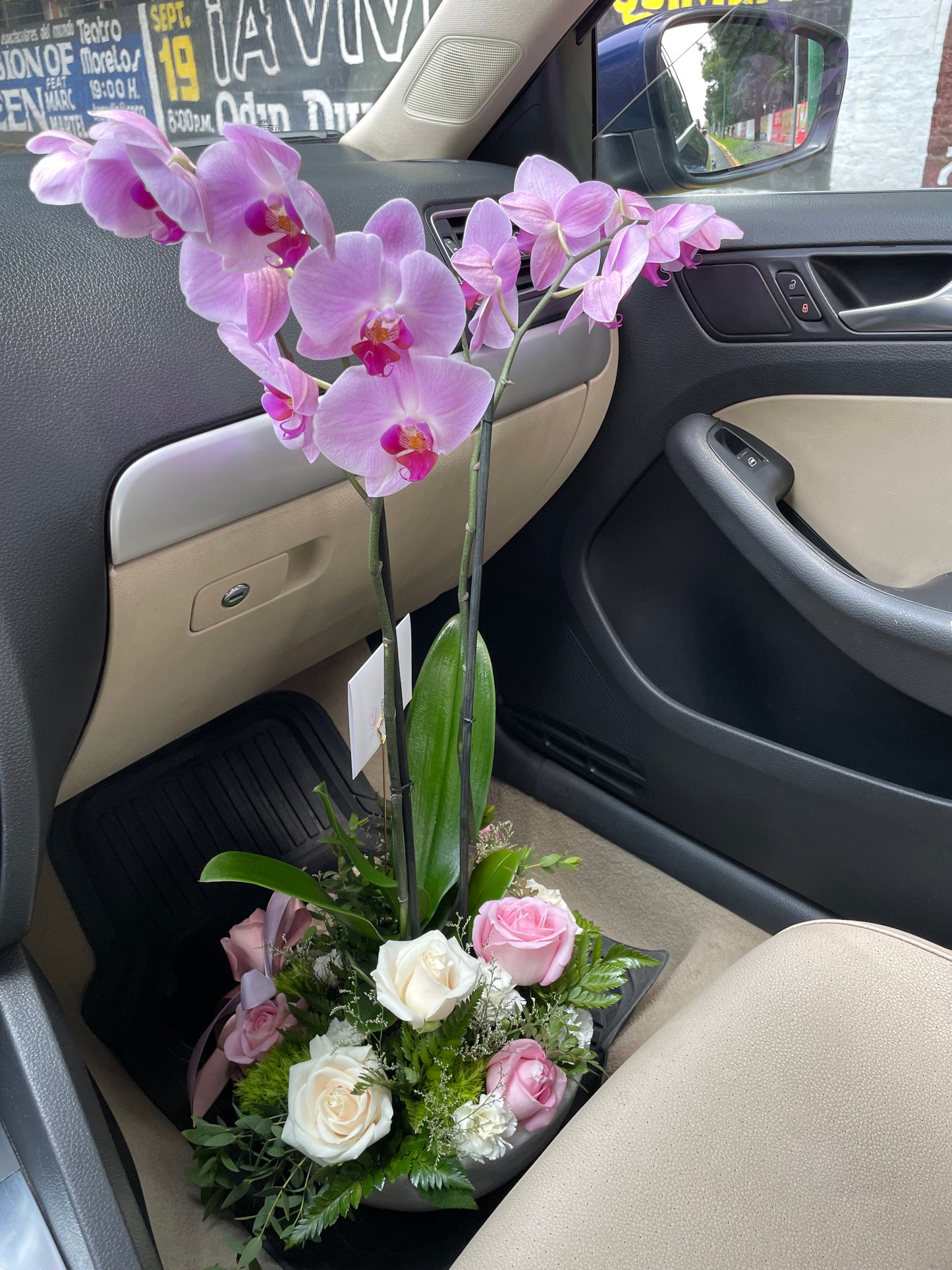 Orquídea con Rosas